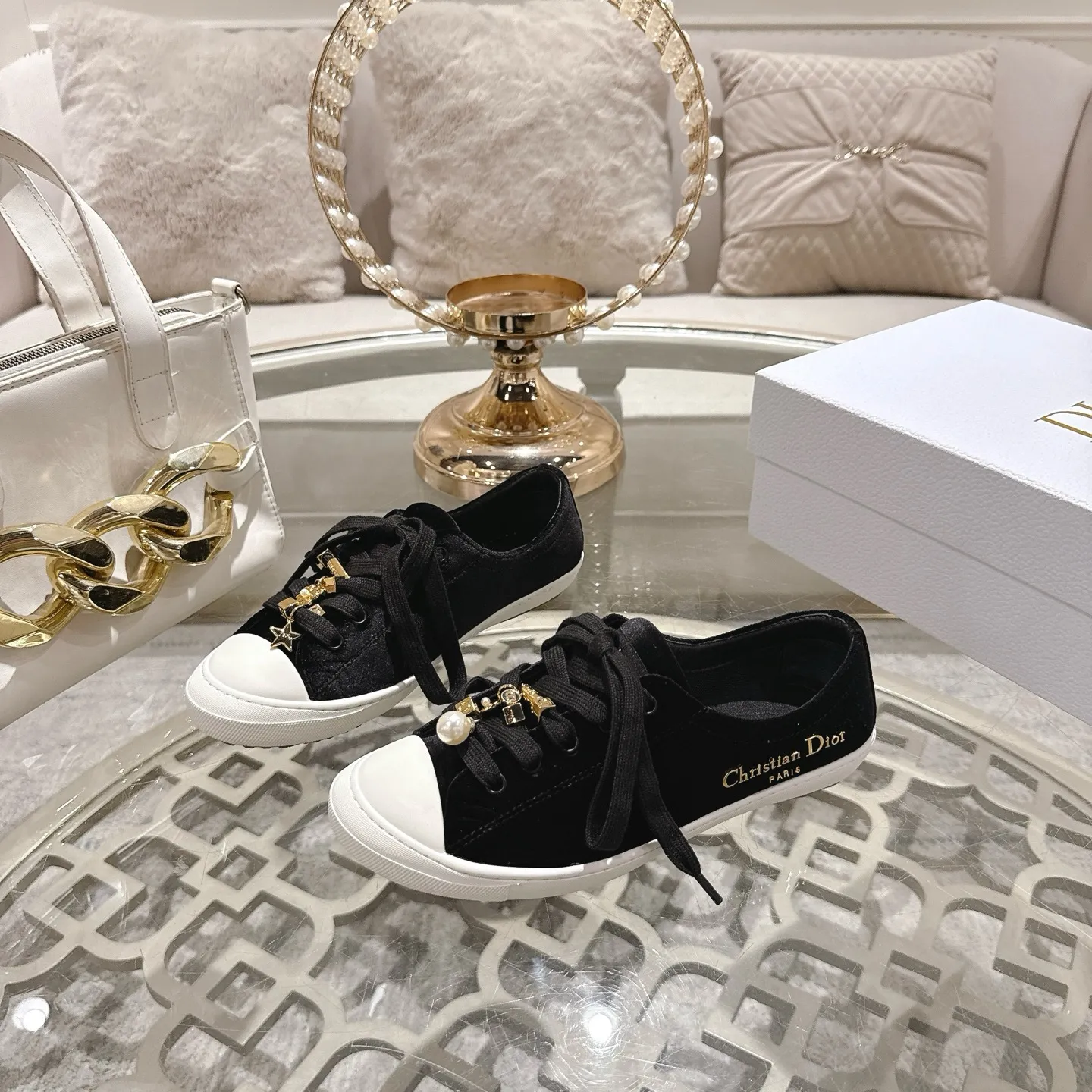 👟👟Ex-factory price 520👟👟 DIOR Dior's 2025 latest lucky satin casual shoes thin-soled shoes. Many celebrity Internet celebrities planted Chanristian Dior logo buckles. The designer really understands the needs of girls in summer. This new product Lucky thin-soled shoes are as cute as her name. The thin sole + shallow mouth design makes the whole pair of shoes very light and easy to wear. Fabric: Satin with wide satin laces of the same color. They are so beautiful that they are speechless in the sun. The soft shoe body looks like stepping on clouds with socks and culottes. It is windy and lazy when walking. It gives you the "effortless" elegance when you take a shot. Outsole: Original molded TPU outsole Size: 35-41 (41 is custom-made and cannot be returned or exchanged)